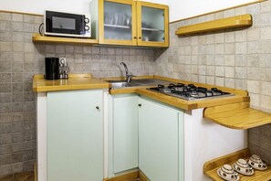 Fridge, microwave, stovetop, cookware/dishes/utensils