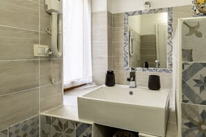 Shower, hair dryer, bidet, towels - GuestHost Comfy APT in the historic center (Alghero)