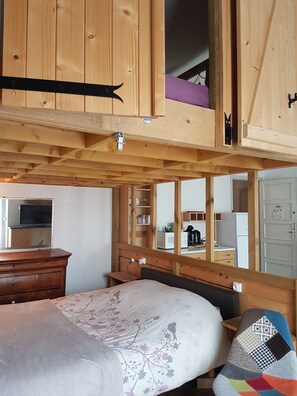 1 slaapkamer, een strijkplank/strijkijzer, wifi, beddengoed