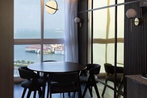 Dining - 1 bdr apartment with Ocean View and Social area w/ pool (Avenida Balboa)