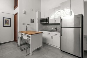 Refrigerador, microondas, parrilla de estufa y cafetera y tetera 