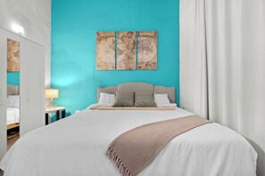 1 habitación, escritorio, tabla de planchar con plancha y cuna de viaje 