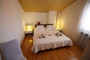 2 slaapkamers, een strijkplank/strijkijzer, gratis wifi, beddengoed