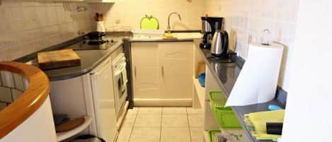 Kühlschrank, Mikrowelle, Ofen, Wasserkocher mit Kaffee-/Teezubehör