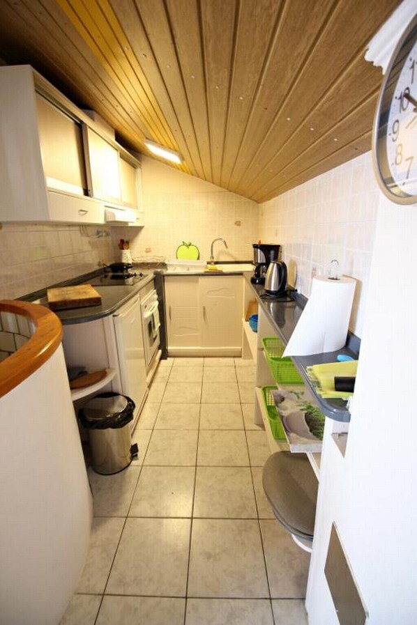 Kühlschrank, Mikrowelle, Ofen, Wasserkocher mit Kaffee-/Teezubehör