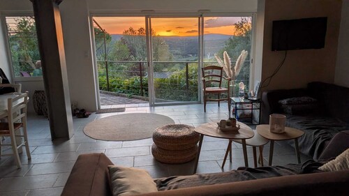 Maison de vacances sur un chemin bordé d'Oliviers et proche de la Ceze.