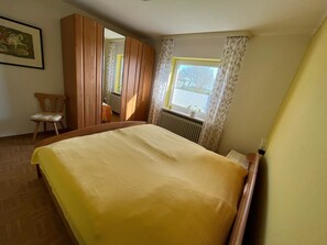 2 bedrooms, iron/ironing board, free WiFi