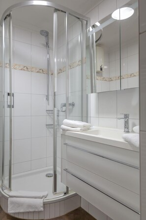 Shower, hair dryer, towels - Langschläfer - New: Apartment Langschläfer 4th floor, best location on the beach (Westerland)
