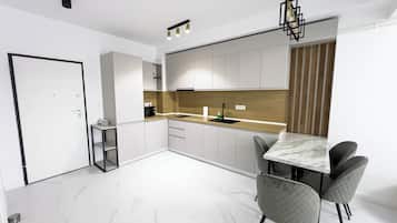 Căn hộ, ban công, quang cảnh công viên | Bếp riêng | Lò vi sóng, bếp nấu, ấm điện, ghế cao cho trẻ em