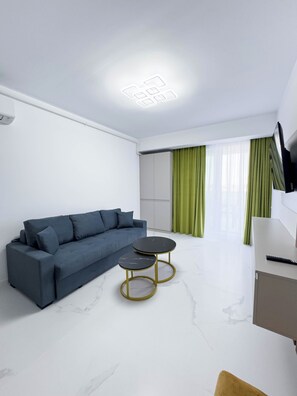 Lägenhet - balkong - utsikt mot parken | Vardagsrum | Platt-tv