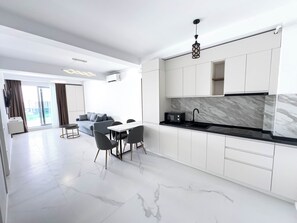 公寓, 阳台, 部分海景 | 私人厨房 | 微波炉、炉灶、电热水壶、高脚椅