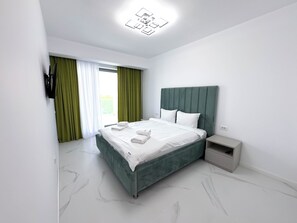 Appartement, balkon, uitzicht op park | 1 slaapkamer, verduisterende gordijnen, een strijkplank/strijkijzer