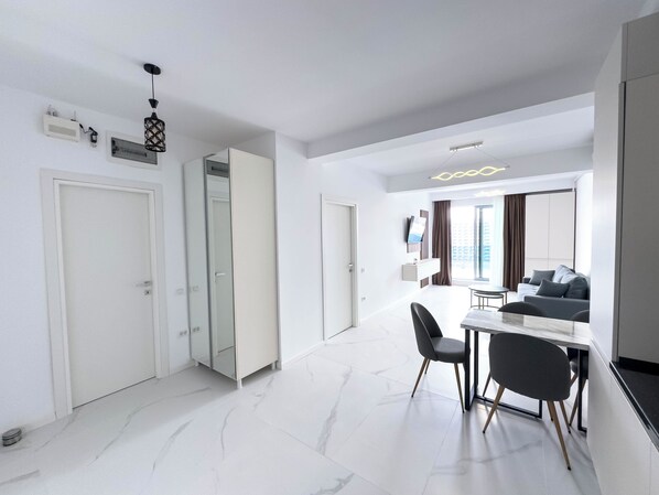 公寓, 阳台, 部分海景 | 私人厨房 | 微波炉、炉灶、电热水壶、高脚椅