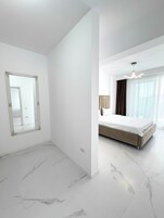 1 habitación, cortinas blackout y tabla de planchar con plancha 