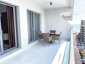 Appartement, balkon, gedeeltelijk uitzicht op zee | Terras