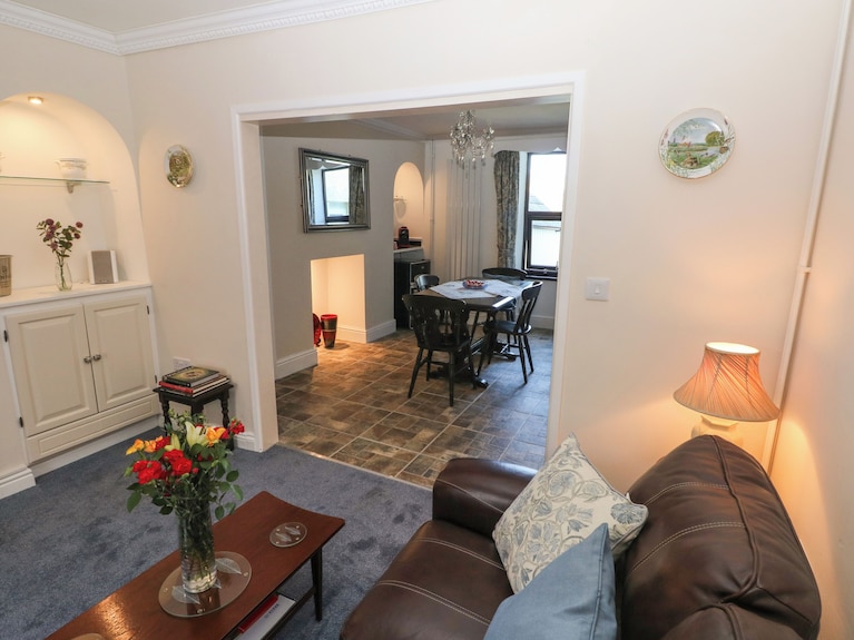 Ty Coch Y Castell, Family Friendly, With A Garden In Pembroke - Manorbier