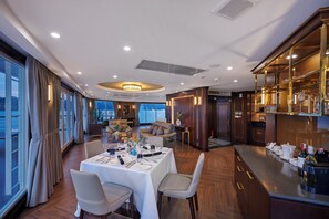 Cabane Galerie, balcon, vue mer (Gallery Suite Cabin) | Coin séjour