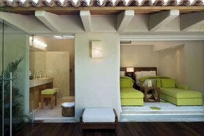 5 habitaciones, escritorio y tabla de planchar con plancha