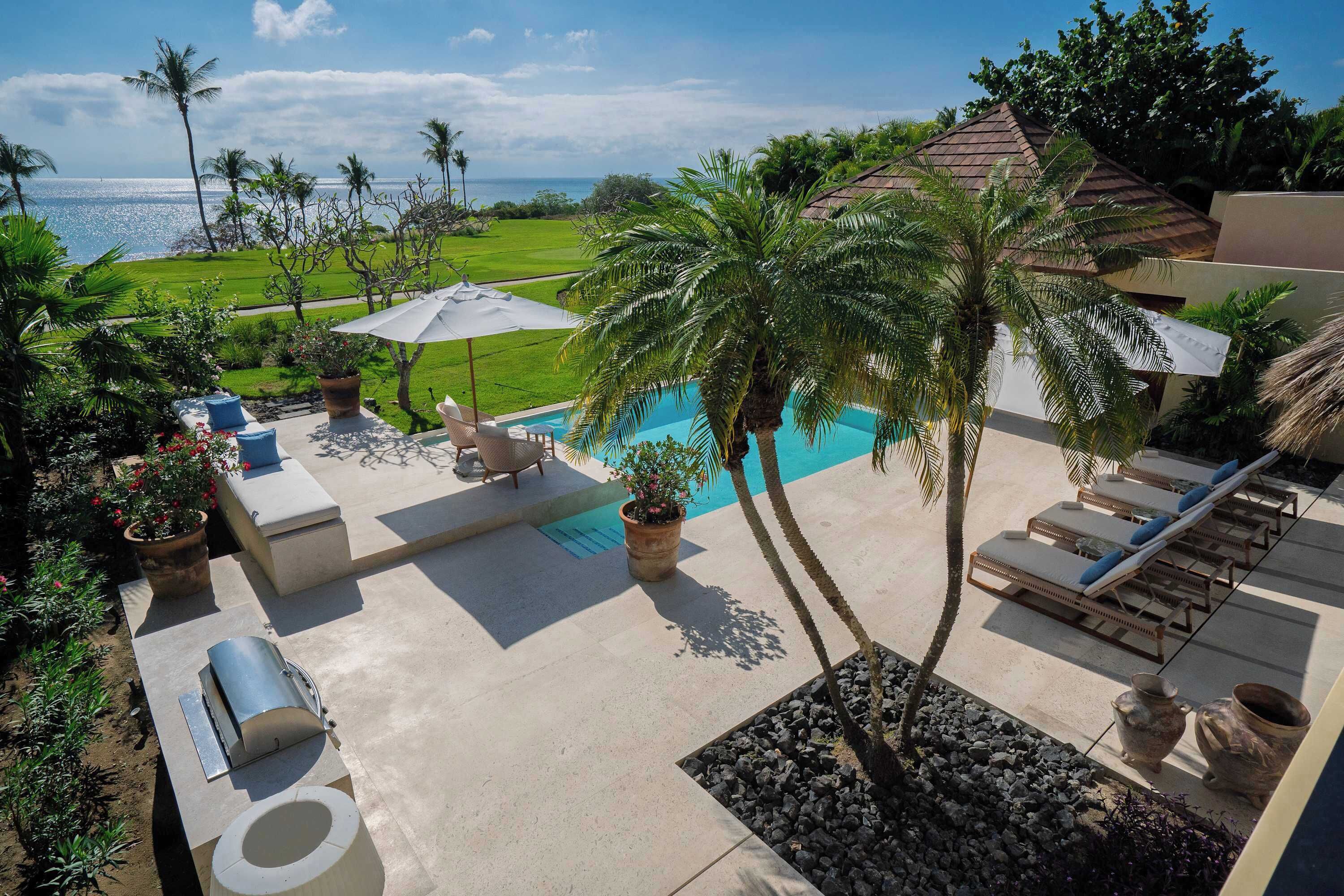 Utendørsbasseng og et oppvarmet basseng