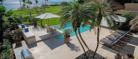 Utendørsbasseng og et oppvarmet basseng