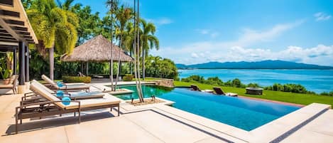 Una piscina al aire libre, una piscina climatizada