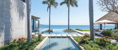 Utendørsbasseng og et oppvarmet basseng