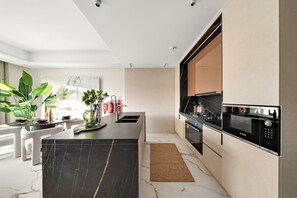 Jääkaappi, mikroaaltouuni, uuni, liesi