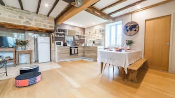 Een koelkast, een microgolfoven, een oven, een kookplaat