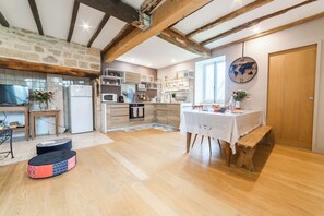 Réfrigérateur, micro-ondes, four, plaque de cuisson