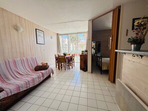 TV - T2 Cabin Apartment in Argelès, Sleeps 4 (Argelès-sur-Mer)