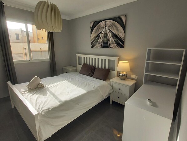4 bedrooms, free WiFi - Spacious Family Apartment in Málaga, near historic center (Málaga)