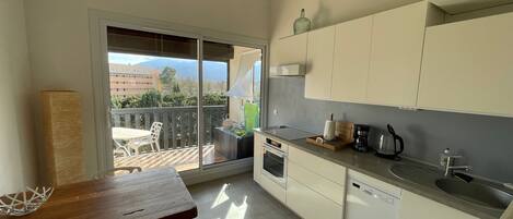 Kjøleskap, mikrobølgeovn, ovn og kokeplater