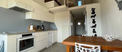 Réfrigérateur, micro-ondes, four, plaque de cuisson