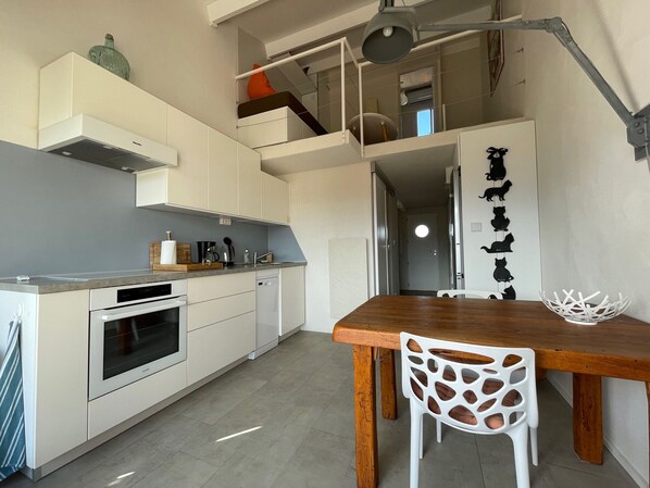 Kühlschrank, Mikrowelle, Ofen, Herdplatte