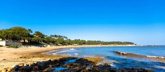 Apartment for 5 near Nauzan Beach with terrace, pets allowed