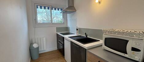 Frigorifero, microonde, forno, macchina per tè/caffè