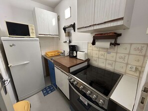 Een koelkast, een microgolfoven, een oven, een kookplaat