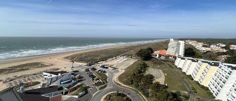 Vista costera con playa, una glorieta y edificios altos.