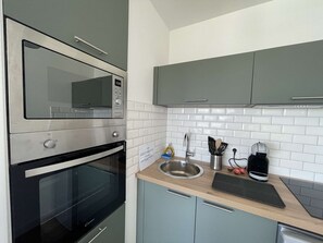 Fridge, microwave, oven, coffee/tea maker - Newly refurbished studio with sea terrace and garage in Royan (Royan)