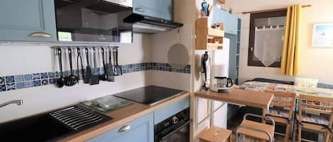 Frigorifero, microonde, forno, piano cottura