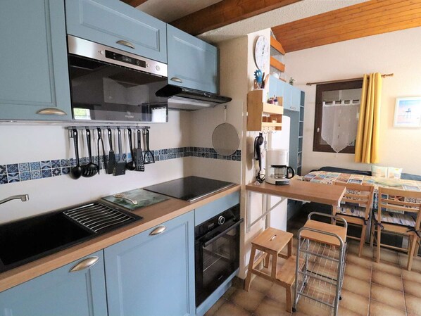 Køleskab, mikrobølgeovn, ovn, kogeplade