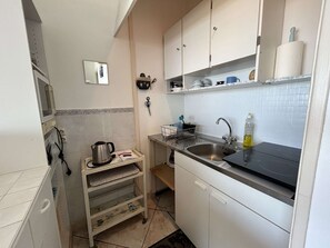 Refrigerador, microondas, parrilla de estufa y cafetera y tetera 