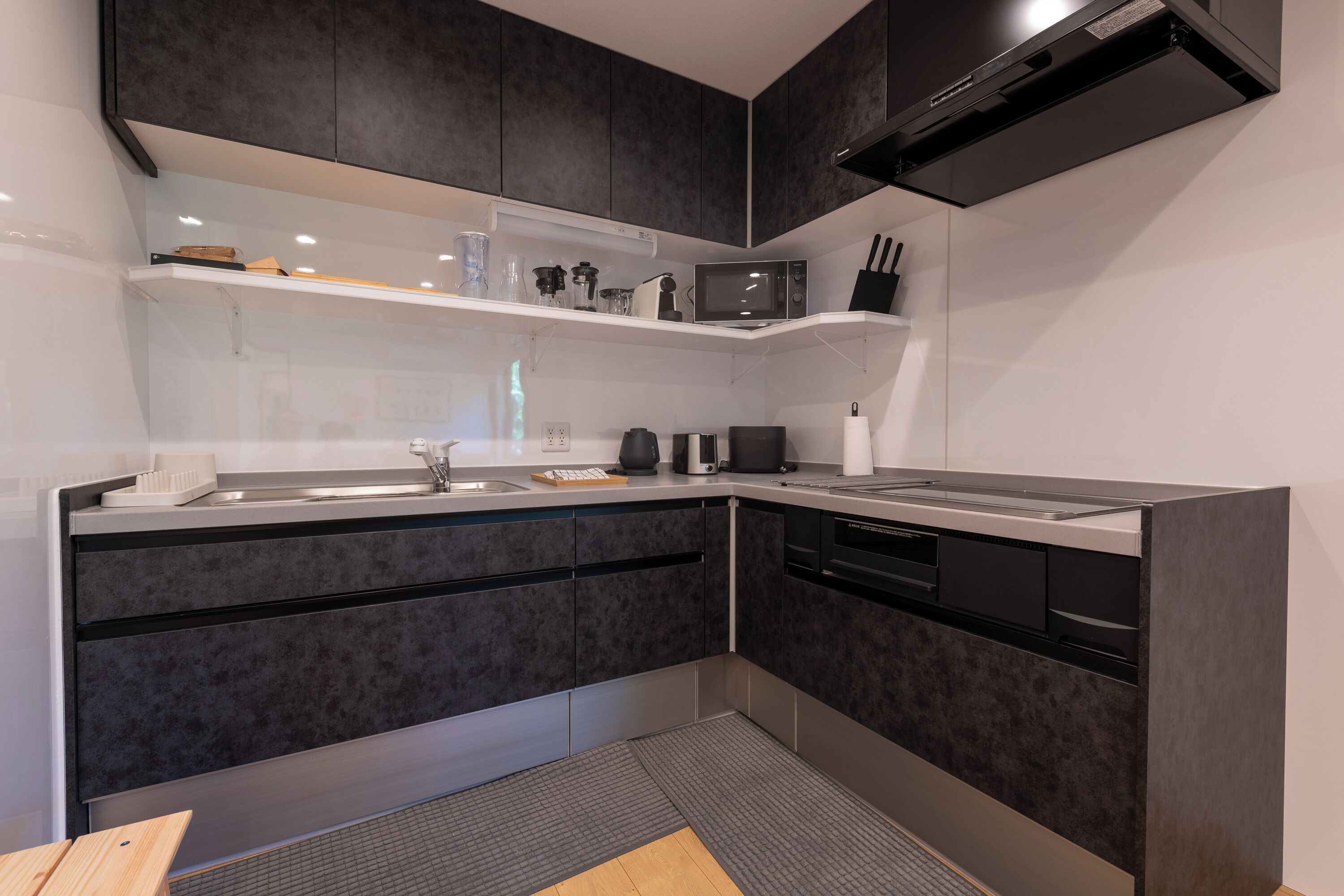 冷蔵庫、電子レンジ、コンロ、コーヒー / ティーメーカー