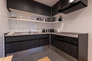 Kühlschrank, Mikrowelle, Herdplatte, Wasserkocher mit Kaffee-/Teezubehör