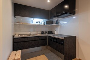Refrigerador, microondas, placa de cocina, cafetera/tetera
