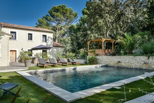 Una piscina al aire libre
