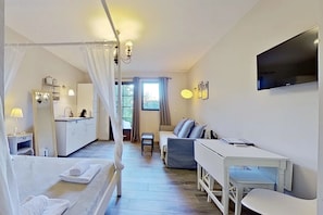 Chambre Classique, patio, vue jardin | Coin séjour | Télévision