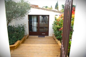 Sistema de insonorización, tabla de planchar con plancha y wifi gratis 