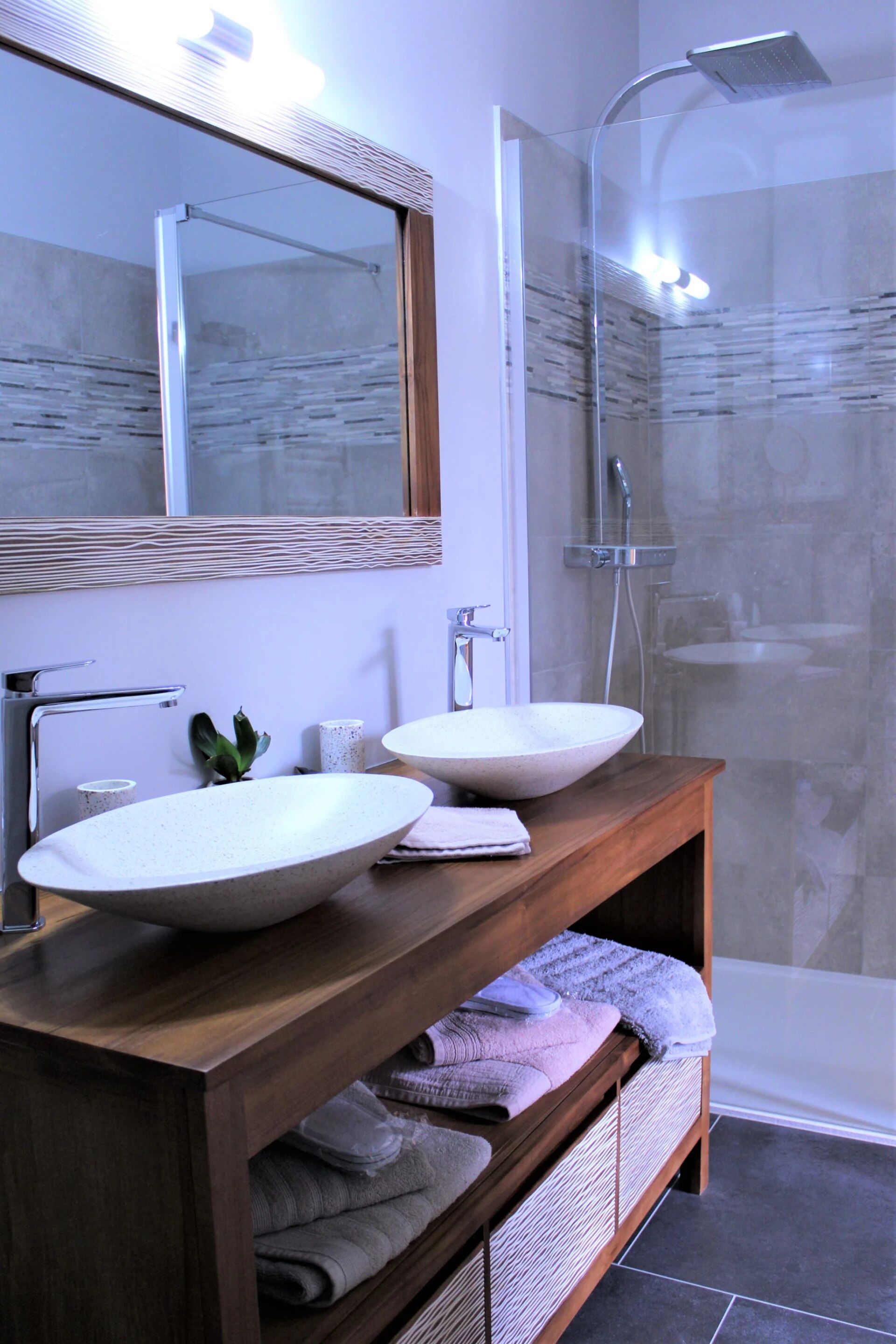 Classic Room | Bathroom | Hair dryer, towels