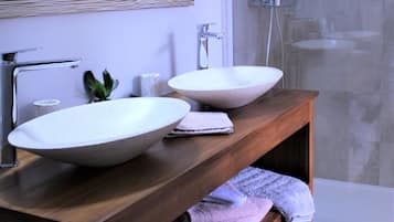 Classic Room | Bathroom | Hair dryer, towels